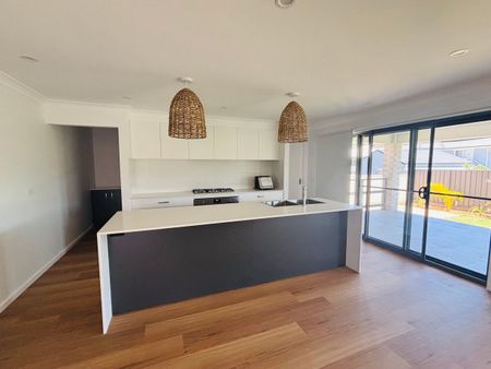 Modern 4-Bedroom Home for Rent - $750/week - Photo 4