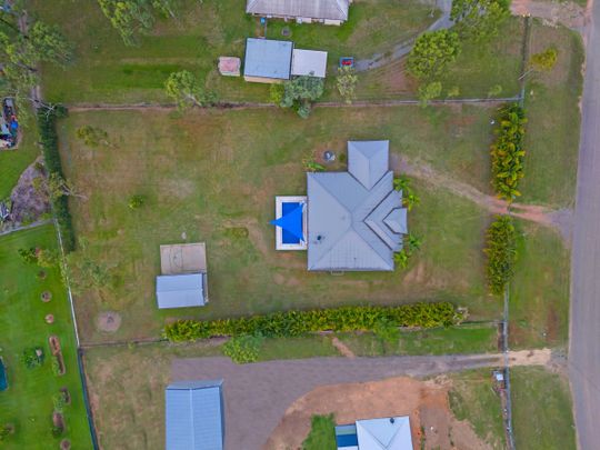 Luxurious Family Home with Pool and Shed in Kelso - Photo 1