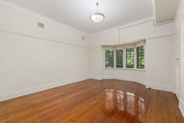 Elegant Art Deco Apartment with Sunroom and Leafy Outlook - Photo 1