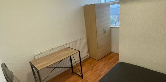 Room in a Shared House, Pinner Road, HA1 - Photo 2
