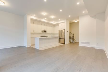 For Lease - 3319 Taha Gardens, Oakville, Ontario - Photo 4