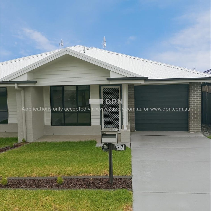 Modern new duplex - Photo 1