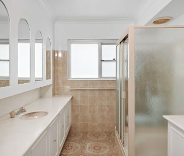 Spacious harbourside apartment with stunning views - Photo 3