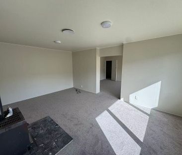 Spacious 6BR Family Home in Waitakere - Photo 1