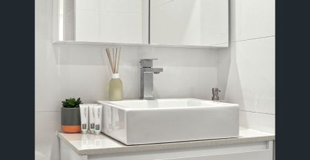 Bright and Spacious 1 Bedroom + Study Apartment with Private courtyard. - Photo 5