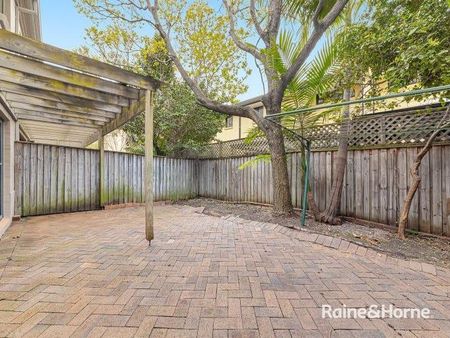 LIGHT FILLED, SPACIOUS TOWNHOUSE WITH POOL ACCESS! - Photo 2