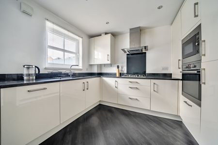 Terraced House to rent - Rainbow Road, Northumberland Heath, DA8 - Photo 3