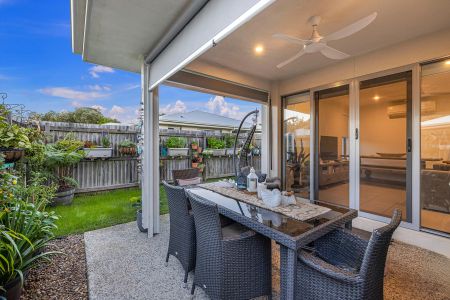 Spacious & Stylish Family Home in Parklakes - Photo 4