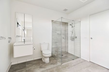 LUXURY ONE BEDROOM HOME WITH SUPER SIZED ENSUITE BATHROOM AND A LOCK UP GARAGE - Photo 4