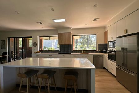 Fully furnished refined elegance with exceptional outlook. - Photo 5