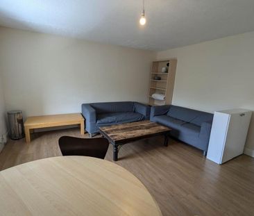 3 bedroom flat to rent - Photo 3