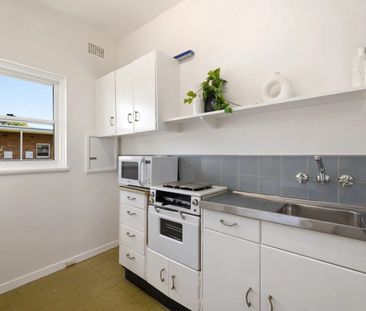 Peaceful Top-Floor Studio with Leafy Views and Prime Location - Photo 3