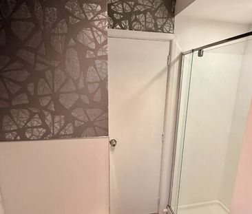 Recently Renovated Family Friendly 3 Bedroom Home - Photo 3