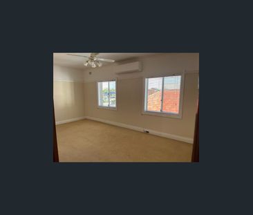 Spacious 4-Bedroom Belmont Home – Above Shops, Prime Location! - Photo 1