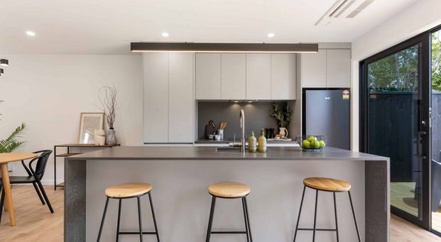 Stunning 4 Bedroom, 2 bathroom with Single Lock up Garage + 1 Dedicated Carpark - Photo 1