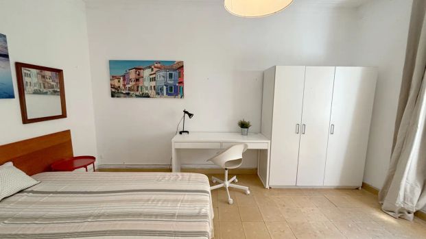 Room in a shared 12-bedroom apartment for rent in el Putget i Farró with all bills included, ideal for professionals or students. - Foto 1