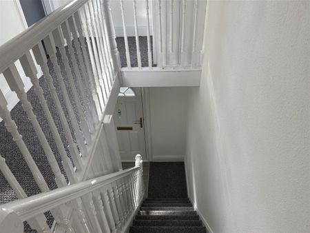 1 Bedroom Flat - Photo 2