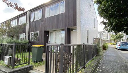 Spacious 4-Bedroom, 2-Bathroom Home with 2 Living Areas - Photo 5