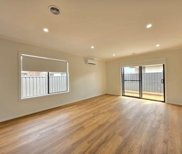 Family Home in Truganina - Photo 2