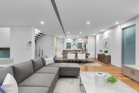 Modern Elegance Meets Convenience: Townhouse with Parkland Views - Photo 2