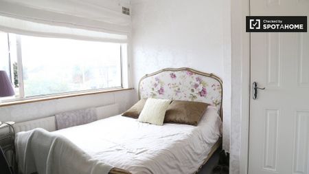 Room for rent in 5-bedroom apartment in Blackthorn, Dublin - Photo 4
