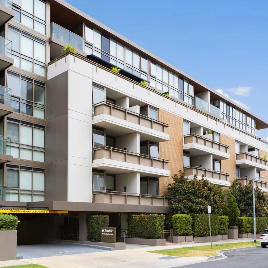 Resort-Style Sensation – Luxury, Space and Fully Furnished! - Photo 1