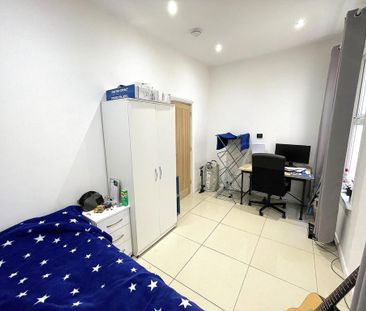 6 bedroom semi-detached house to rent - Photo 2