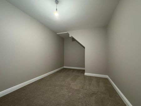 3 bedroom flat to rent - Photo 4