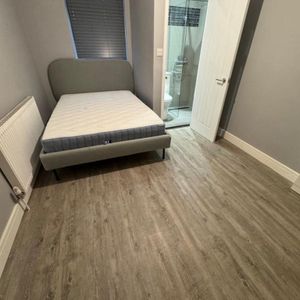 1 bedroom hotel room to rent - Photo 2