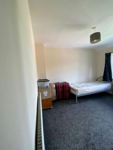 4 bedroom semi-detached house to rent - Photo 3