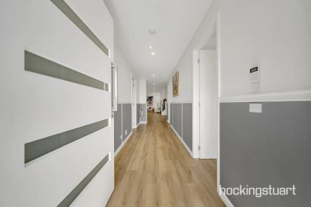 LUXURIOUS FAMILY HOME - Photo 2