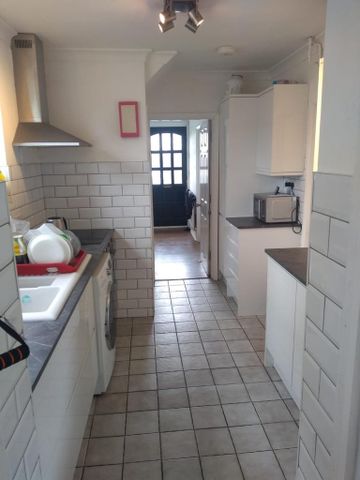 6 bedroom semi-detached house to rent - Photo 3