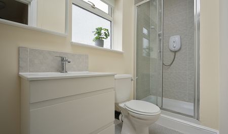 Spacious 5 bedroom property - Photo 4