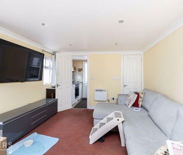 4 bedroom detached house to rent - Photo 2