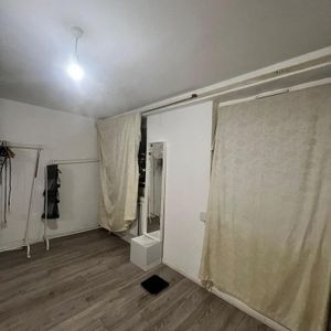1 bedroom in a flat share to rent - Photo 2