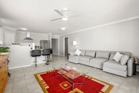 Modern, low-maintenance villa just minutes from the coast. - Photo 4