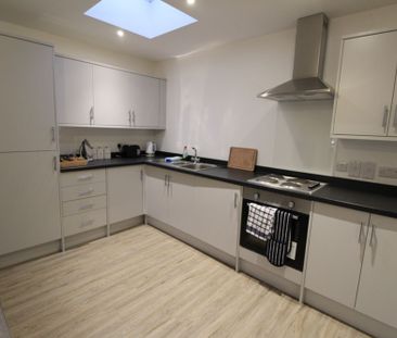 The Broadway, Haywards Heath, RH16 - Photo 2