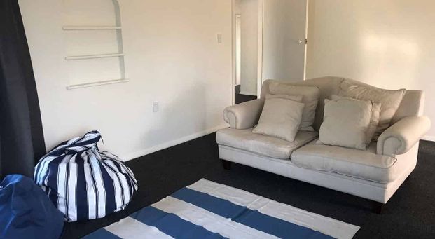 Large private 4 bed 2 bathroom family home - Photo 1