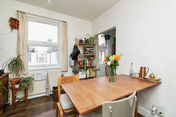 2 Bed Flat, Myrtle Road, E17 - Photo 1