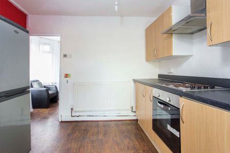 🏡 Large Victorian House - All Bills Included - Lounge & Garden! 🏡 Room 4 - Photo 4