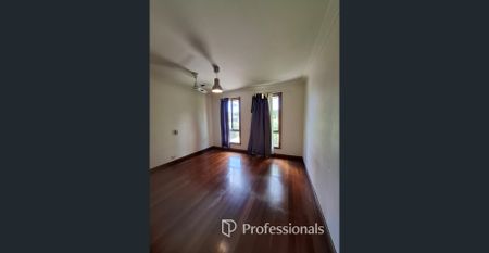 FANTASTIC LOCATION - CLOSE TO BEACH, PARKS, SCHOOLS & SHOPS - Photo 4