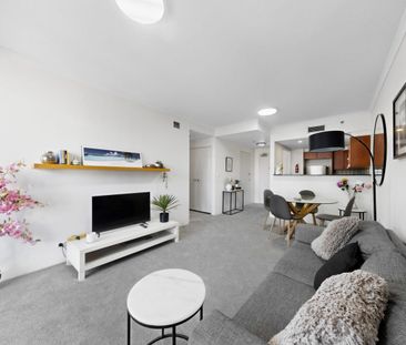 Furnished Modern One Bedroom in Heart of City - Photo 4