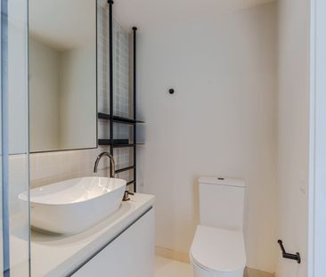 Sleek Two-Bedroom Apartment in South Melbourne - Photo 1