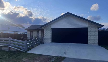 4 bedrooms 2 bathrooms fully fenced - Photo 3