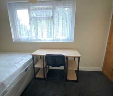 Room in a Shared House, Thimbler Road, CV4 - Photo 3