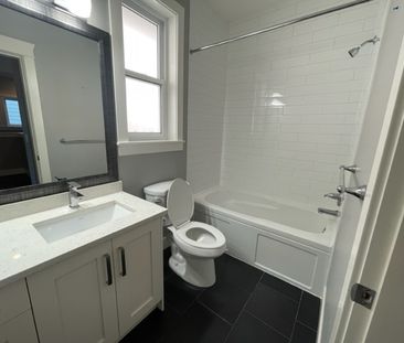 Beautiful & Bright Three Bedroom Plus Den Upper Home - Photo 6