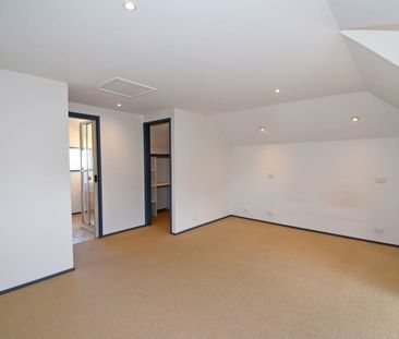 CHARMING FAMILY HOME - Photo 3