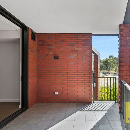 Stunning Unfurnished Apartment at the Prestigious Victoria House - Photo 5