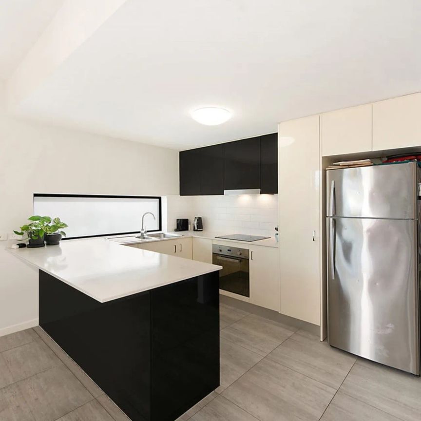 6/35 Crown Street, Holland Park West. - Photo 1