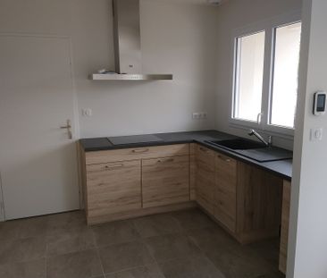 Maison récente de plain pied avec terrain clôturé. - Photo 6